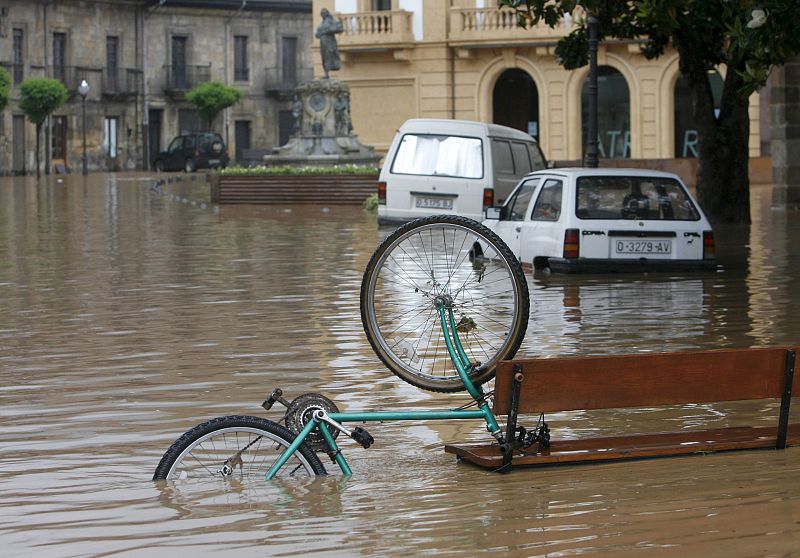 Imagen de una de las plazas más importantes de Villaviciosa, uno de los municipios asturianos más afectados por las lluvias y las inundaciones de las últimas horas.