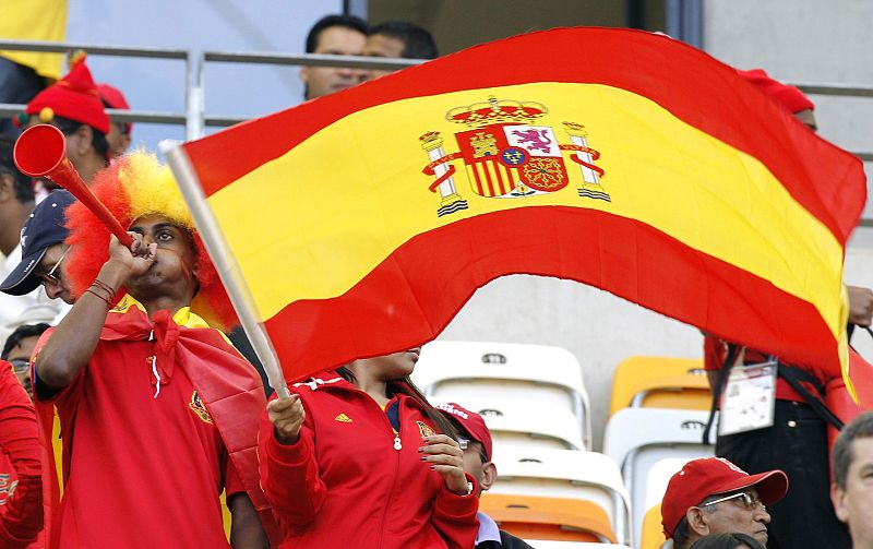 La bandera y la camiseta de la selección española arrasa incluso entre seguidores africanos, que confían en que España ponga el buen fútbol en el Mundial de Sudáfrica.