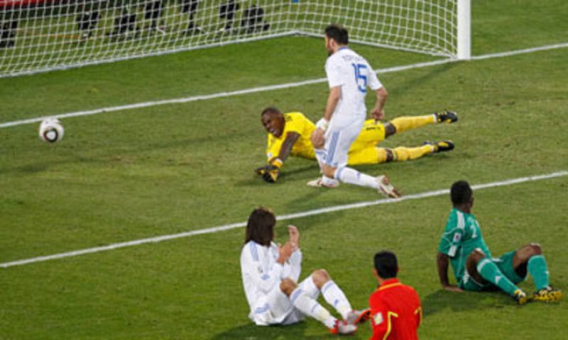 El jugador griego Torosidis anota el definitivo 2-1 tras un fallo del portero nigeriano Enyeama.