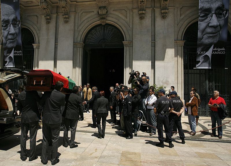 The coffin of Portuguese Nobel literature laureate Jose Saramago arrives at Lisbon City Hall