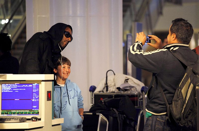 Anelka posa junto a un niño poco antes de abandonar Sudáfrica rumbo a Londres.