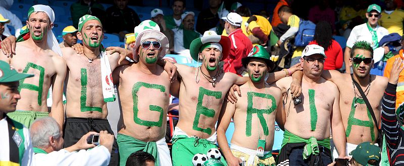 Los seguidores argelinos también se pintaban el cuerpo para animar a su selección antes del inicio del partido.