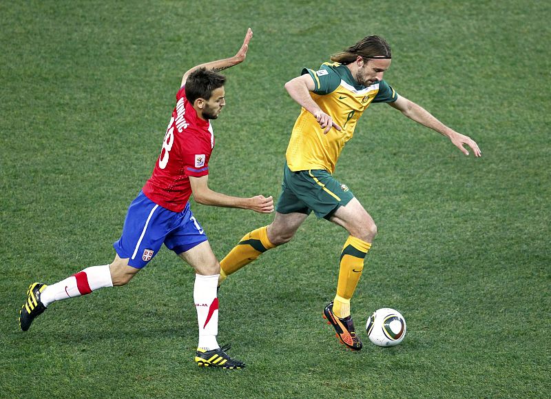 El delantero australiano Kennedy, ante Ninkovic.