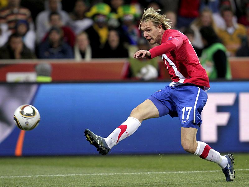El internacional serbio Milos Krasic golpea el balEl internacional serbio Milos Krasic golpea el balón durante el partido Australia-Serbia