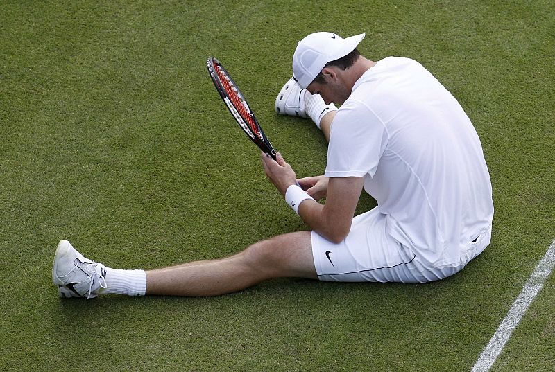 Isner tirado en el suelo por agotamiento.