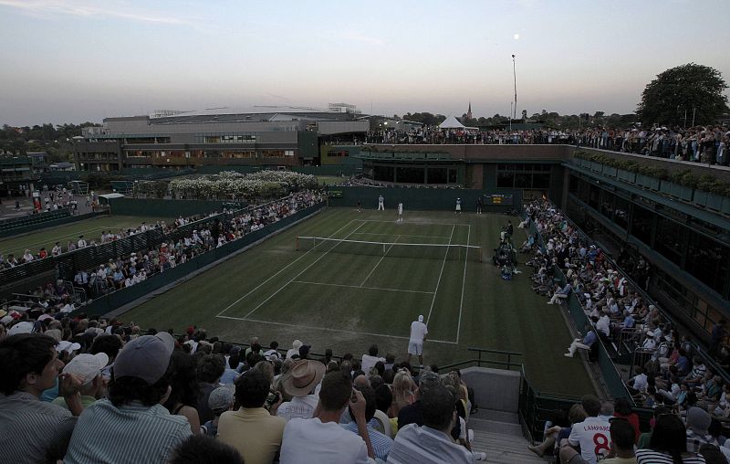 Las cancha de tenis donde se disputaba el partido entre el norteamericano John Isner y el francés Nicolas Mahut en la primera ronda del torneo de Wimbledon.