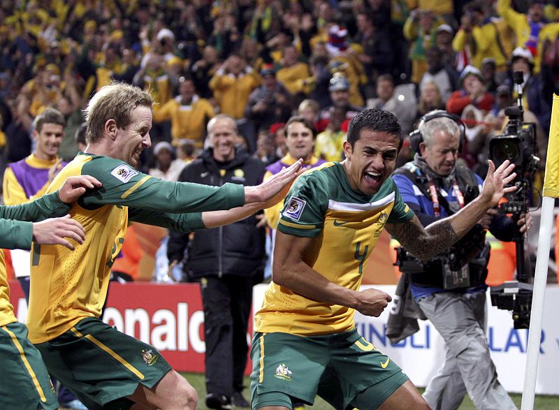 Tim Cahill celebra el gol marcado a Serbia.