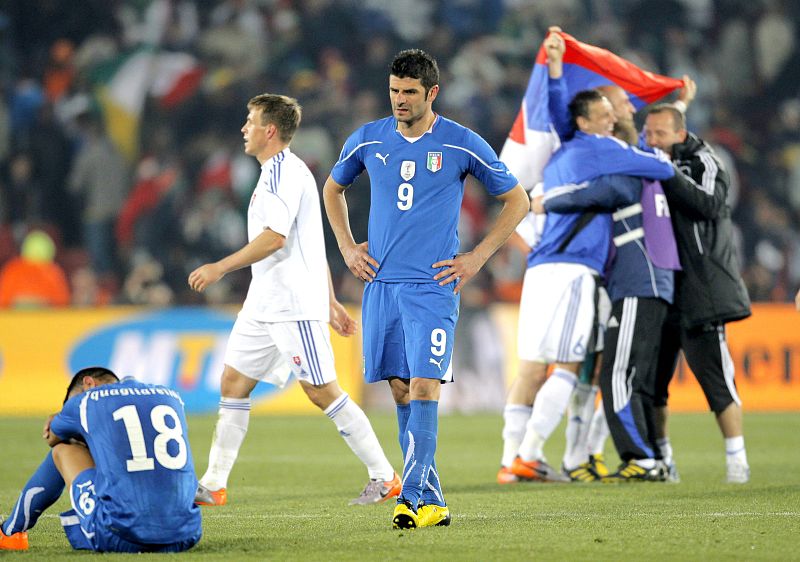 Vincenzo Laquinta y Fabio Quagliarella, desolados, asisten importentes a las celebraciones de los eslovacos que han eliminado a la actual campeona del mundo.