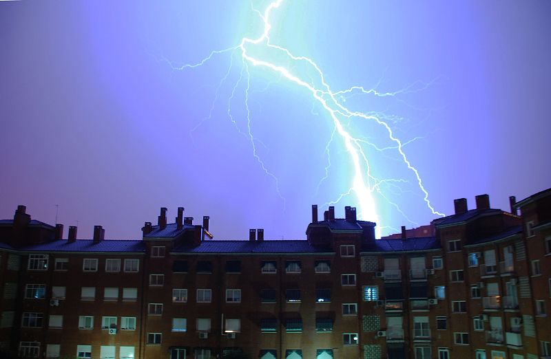 El día 24 de junio una tormenta veraniega con multitud de truenos y relampagos, seca al principio, pero con mucha agua despues, paso por Madrid dejando imágenes como esta