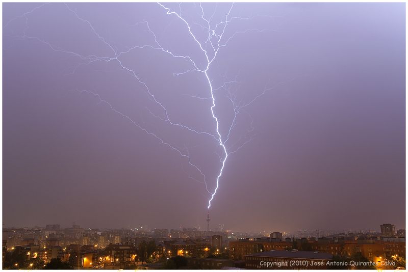 La tormenta caída anoche sobre Madrid dejó fotografías espectaculares como la captada por José Antonio Quirantes Calvo, en la que se ve como cae un rayo sobre el Pirulí