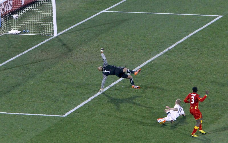 Asamoah Gyan anota el gol de la victoria ante EE.UU. que ha quedado eliminada del Mundial