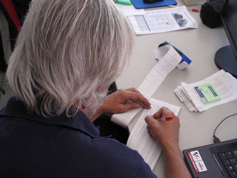 Un técnico revisa a mano cada tiempo, para evitar posibles fallos.
