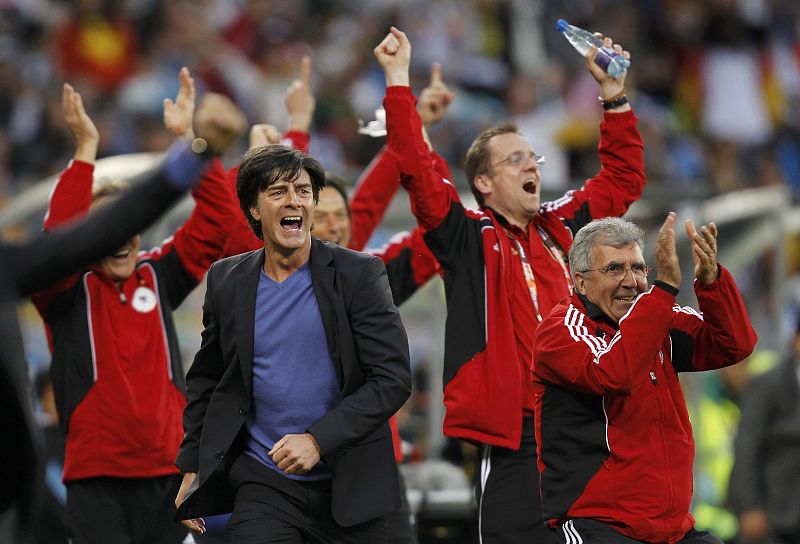 Joachim Löw, técnico alemán, celebra el tercer tanto de su selección