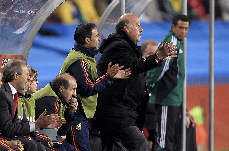 Vicente del Bosque se levanta del banquillo tras una de las ocasiones de España