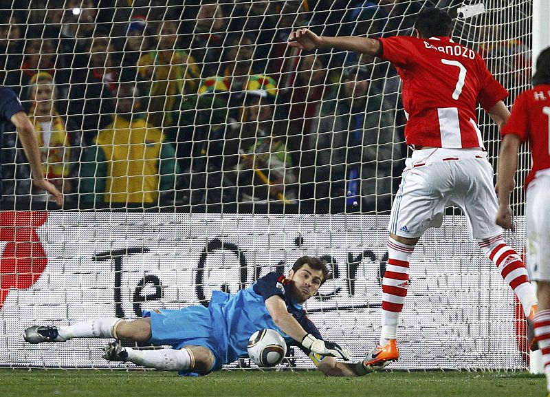 Casillas para el penalti lanzado por Cardozo