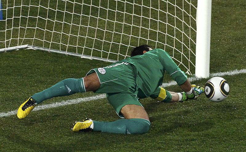 El portero paraguayo, Villar, para el penalti a Alonso