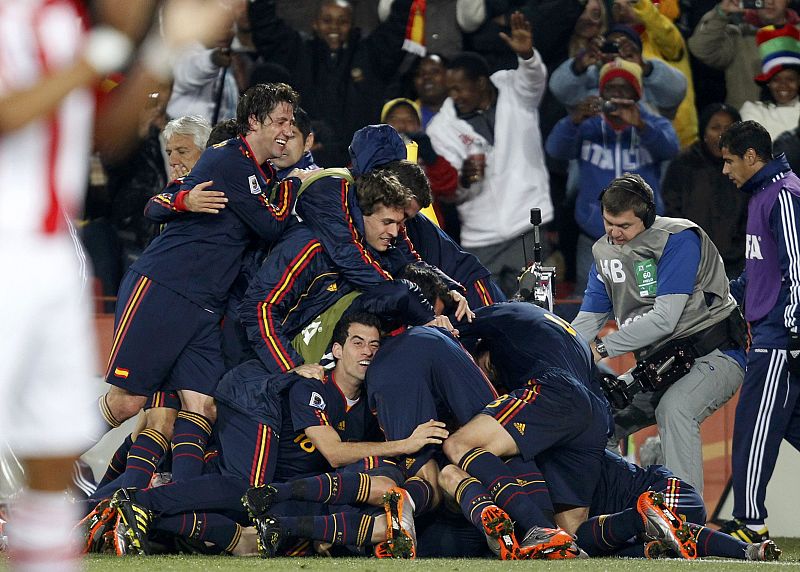 La selección al completo celebra el gol de Villa: costó que entrara la pelota