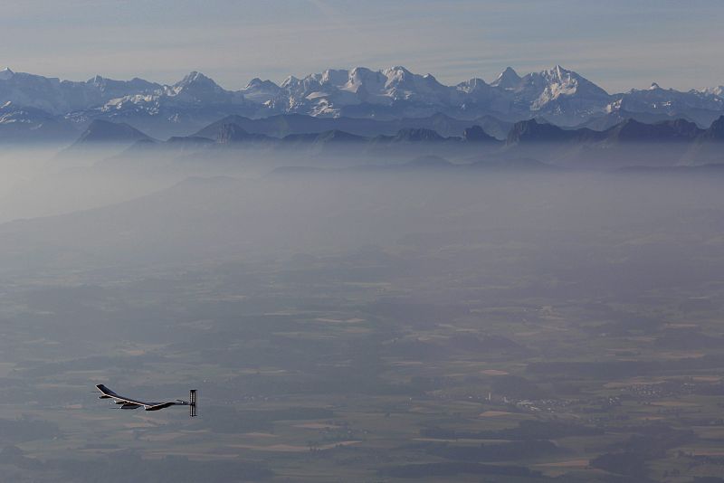 El avión solar "Solar Impulse" sobrevuela los Alpes suizos tras despegar del aeropuerto de Payerne (Suiza)