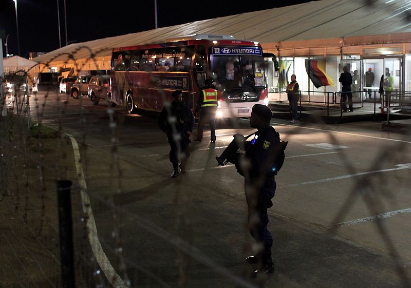 Pasada la fiesta en el vestuario, la selección fue al aeropuerto de Johanesburgo para poner rumbo a España