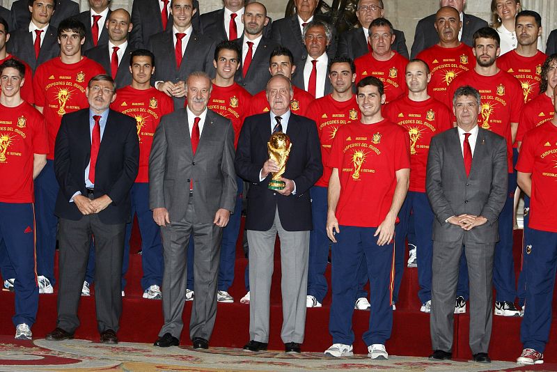 Foto de familia en el Palacio Real. El Rey sostiene el trofeo ante el secretario de Estado para el Deporte, Jaime Lissavetzky; el seleccionador nacional, Vicente del Bosque; el presidente de la Federación Española de Fútbol (RFEF), Ángel María Villar