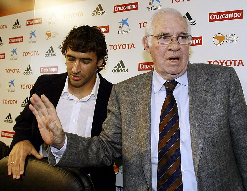 Raúl y Luis Aragonés después de salir de una conferencia de prensa en Madrid.