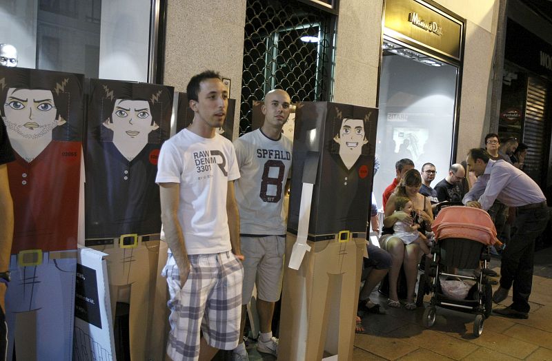 Una de las operadoras ha proporcionado muñecos de cartón para guardar el turno durante la espera nocturna.