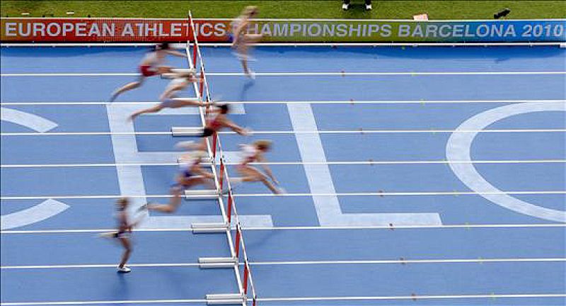 Las atletas durante su participación en la segunda serie de la prueba de 100 m vallas en el Campeonato de Europa de Atletismo  Barcelona.
