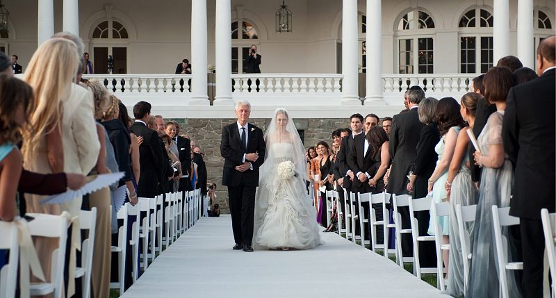 Bill Clinton lleva hasta el altar a su única hija.