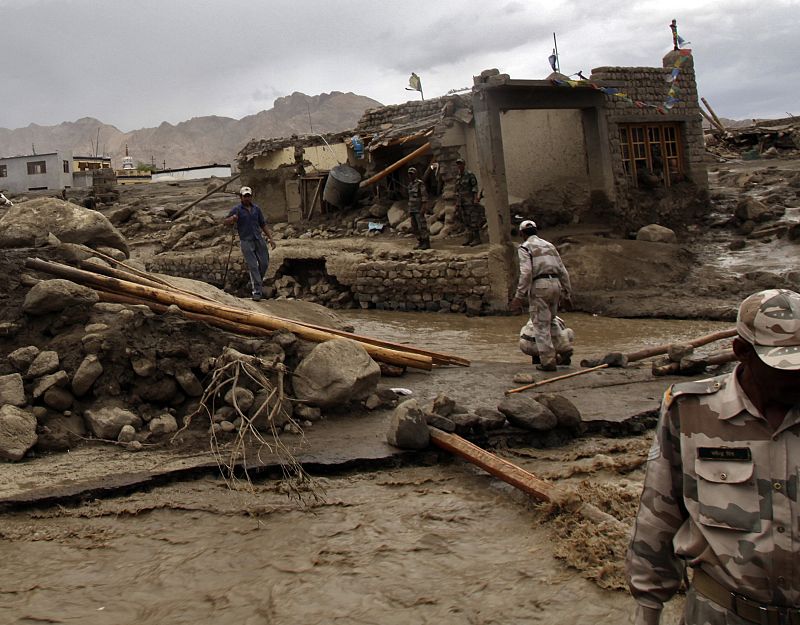 Soldados buscan sobrevivientes entre los escombros de las casas que se derrumbaron tras las inundaciones repentinas en Leh