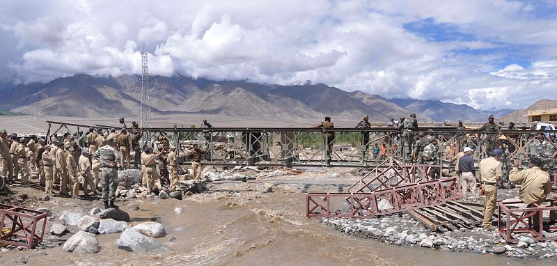 Soldados indios reconstruyen un puente