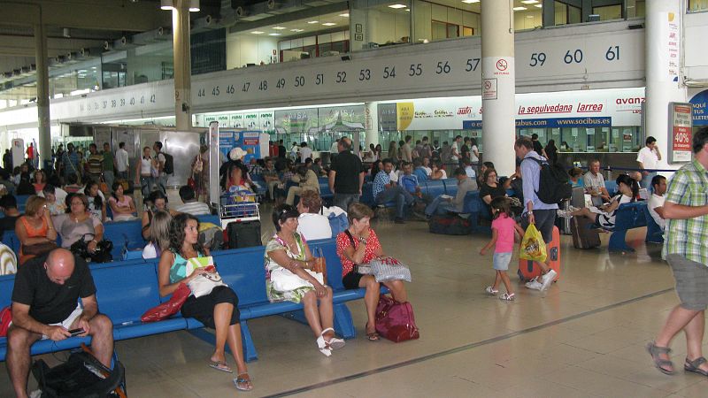 ...otros no tienen más remedio porque a su lugar de destino no llega otro medio de transporte o se han quedado sin billetes de tren