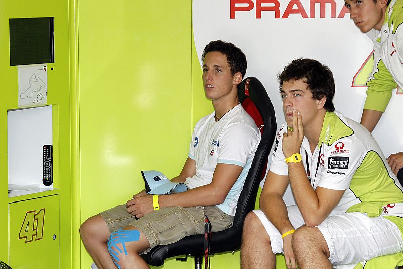El hermano pequeño de Aleix Espargaró, Pol, y un amigo.