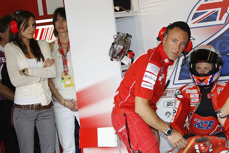 Adriana, la esposa de Casey Stoner, acompaña a su marido allá adonde va.