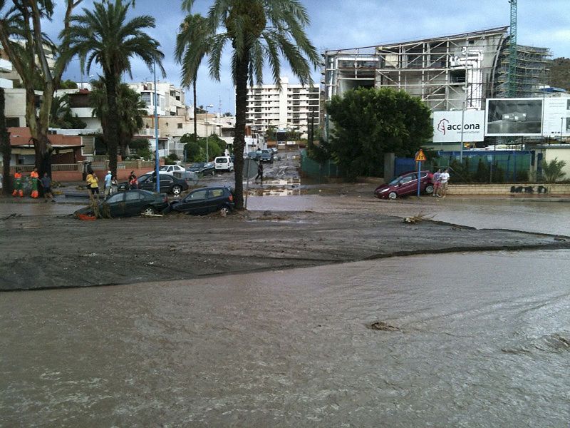 Las lluvias han inundado garajes y sótanos y causado destrozos en coches, calles, árboles y elementos del mobiliario urbano.
