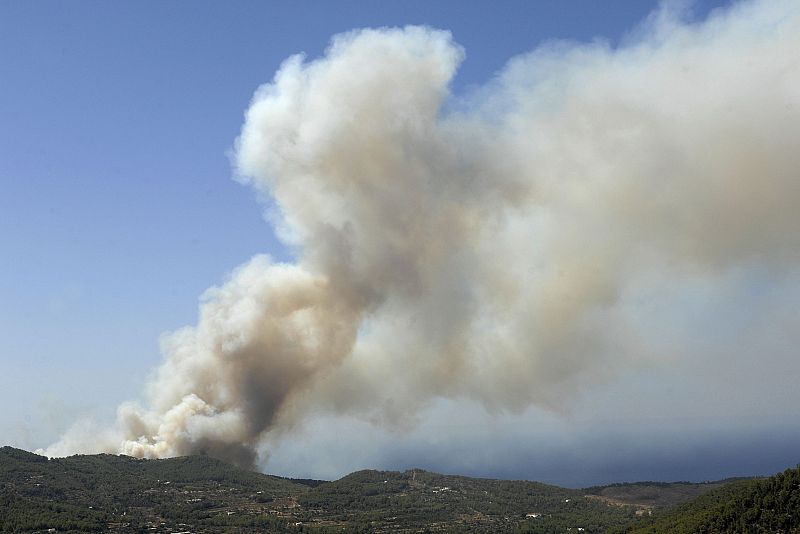 Aunque durante la mañana del lunes se creyó prácticamente controlado, un cambio en la dirección del viento avivó el fuego y obligó de nuevo a desalojar varias viviendas.