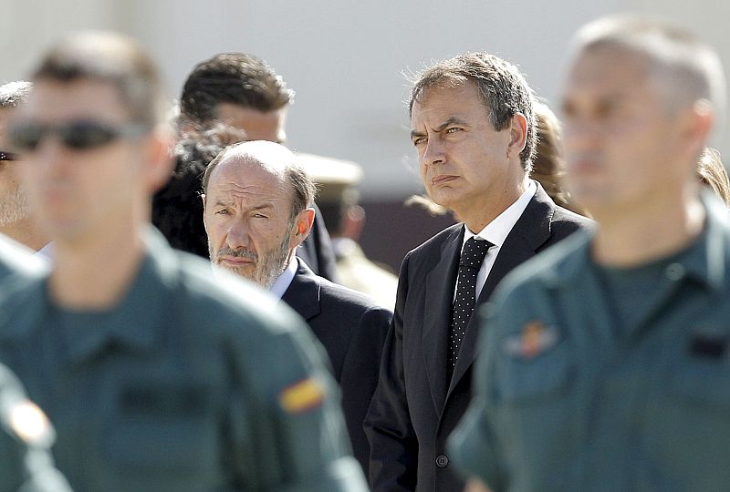 El presidente del Gobierno y el ministro del Interior durante la llegada de los féretros.