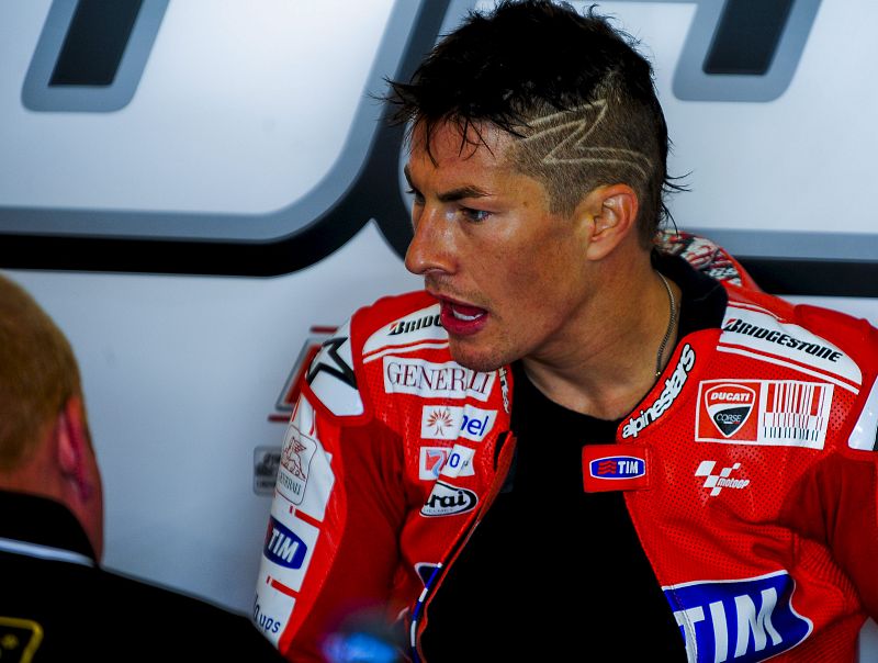 El piloto estadounidense de MotoGP Nicky Hayden conversa con miembros de su equipo.