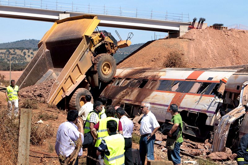 Varias personas observan las consecuencias del accidente