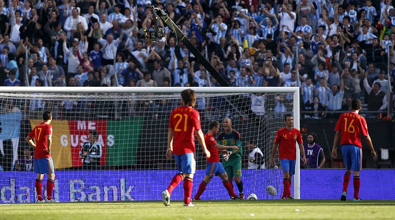 Spain's goalkeeper Pepe Reina reacts next to team mates after Argentina scored their second goal during their friendly soccer match in Buenos Aires