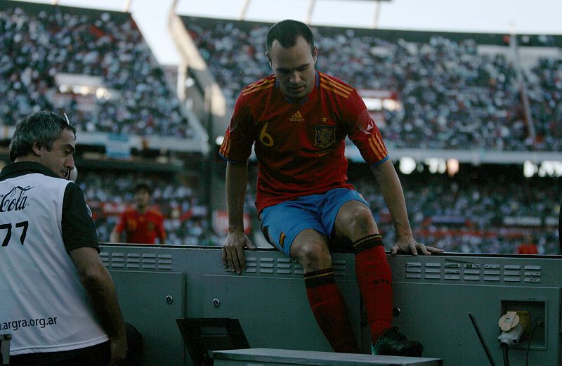 Iniesta fue sustituido en la segunda parte por Cazorla