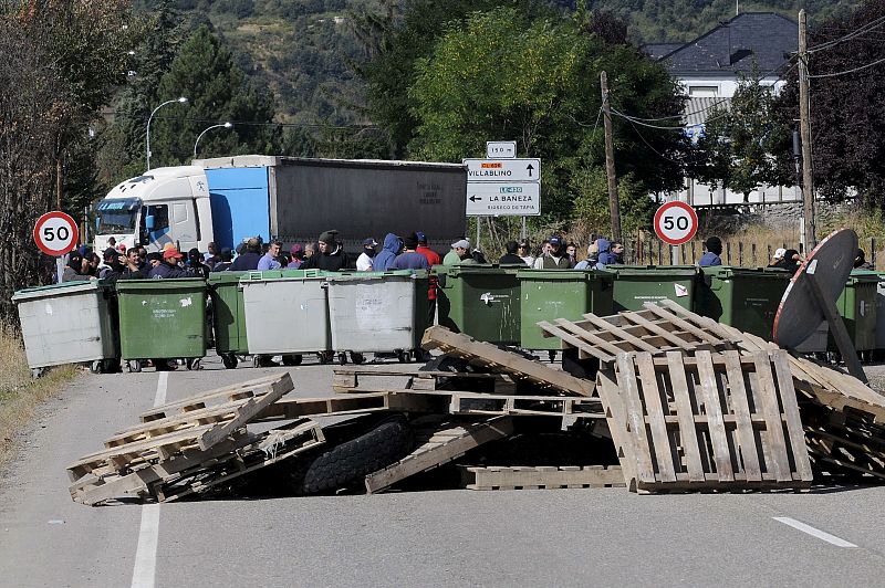LOS MINEROS VUELVEN A CORTAR VARIAS CARRETERAS EN LA PROVINCIA DE LEÓN