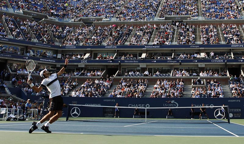 Djokovic realiza un saque ante la grada repleta de la pista Arthur Ashe de Nueva York.