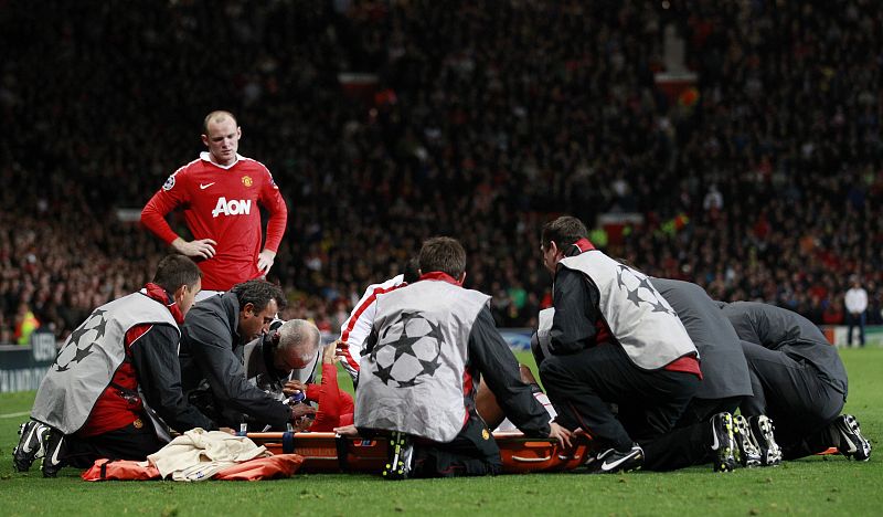 Antonio Valencia tuvo que ser atendido por los médicos en el partido disputado en Old Trafford.