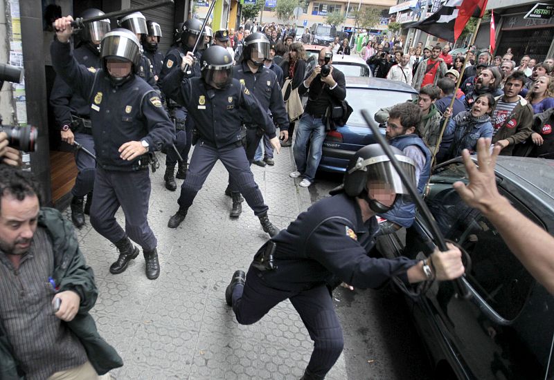 La Policía disuelve un piquete informativo que había entrado en un establecimiento, esta mañana en Santiago de Compostela.
