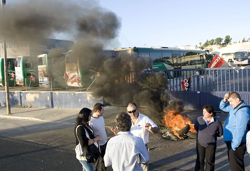 Un piquete sindical impide la salida de las cocheras a los autobuses de línea regular que une Sevilla con Aljarafe y Huelva.