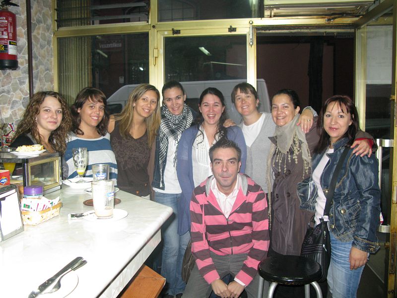 Los diez trabajadores de la escuela infantil "Fernando el Católico" desayunan juntos.