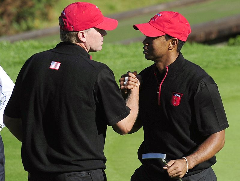 Steve Stricker y Tiger Woods celebran su victoria ante la pareja europea.