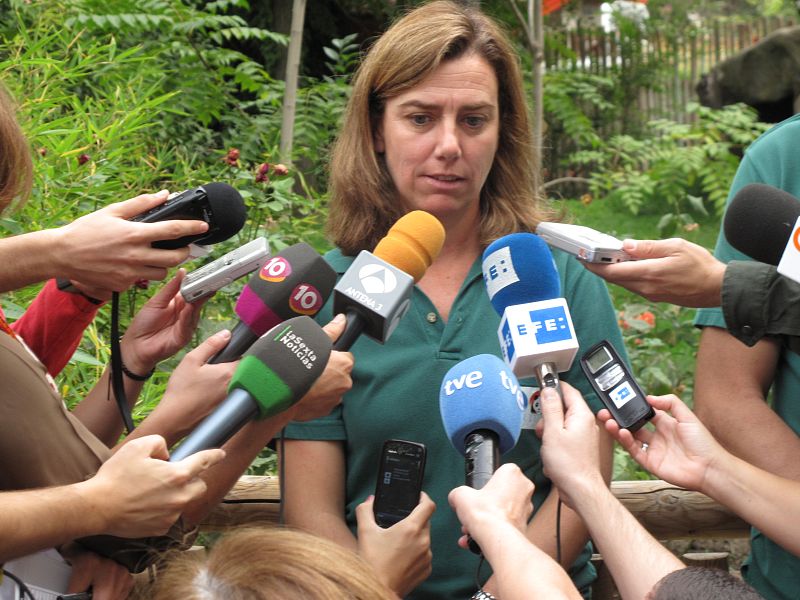 María Delclaux, conservadora de mamíferos terrestres del Zoo, atiende a los medios