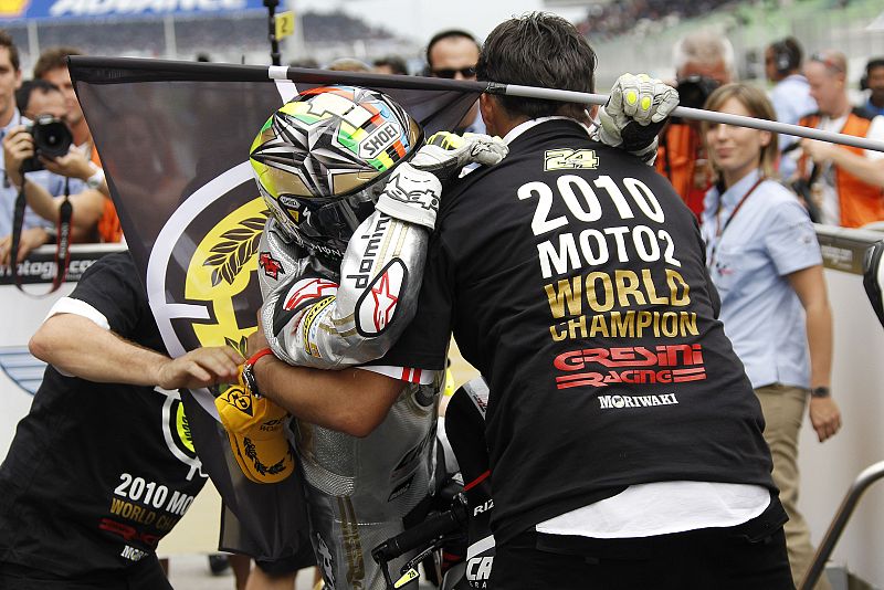 Toni Elías se abraza a un miembro de su equipo.