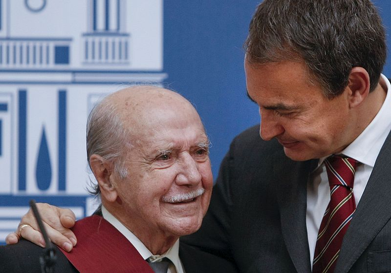 MANUEL ALEXANDRE RECIBE EMOCIONADO LA GRAN CRUZ DE ALFONSO X EL SABIO